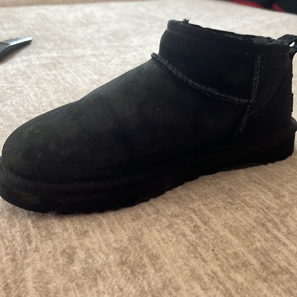 Size 9 Black Ultra Mini Ugg - Picture 3 of 4